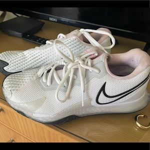 women nike sneakers size 7.5